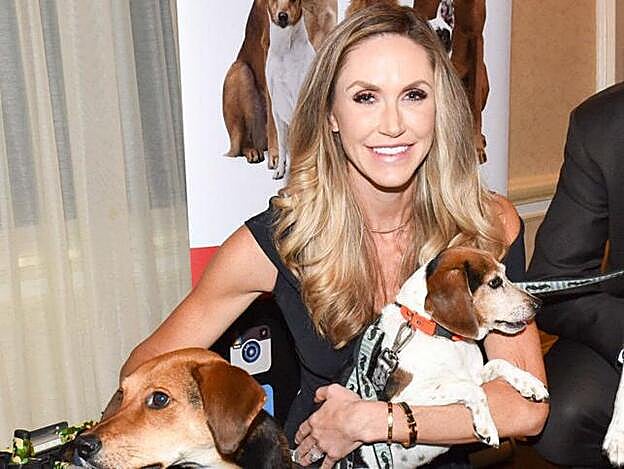 Lara con sus dos perros adoptados.