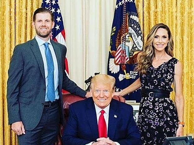 Lara Trump y su marido junto a Donald Trump en el despacho Oval de la Casa Blanca
