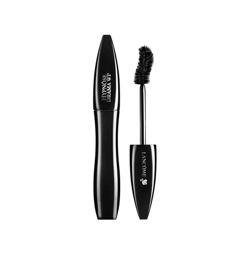 Tiene poder voluminizador de Hypnôse Drama asociado a los beneficios de una fórmula resistente al agua. Nada más aplicarla proporciona un volumen impactante; a cada pasada su cepillo convexo aporta cuerpo a las pestañas con una duración de hasta 24 horas.  Hypnôse Drama Waterproof de Lancôme  (de 35 a 28 €).