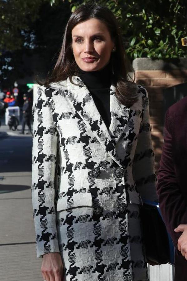 Uno de sus mejores looks ‘working girl’:  este con blazer oversize con maxi estampado pata de gallo de Uterqüe  y pantalones efecto cuero.