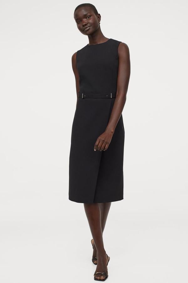 De venta exclusiva en la web de H&M, este vestido entallado en tejido elástico con cuerpo forrado en punto, escote redondo y costuras moldeadoras en el frontal tiene largo hasta la rodilla, cinturón fino con detalles dorados y falda cruzada. Cuesta 34,99 euros y podemos encontrarlo entre las tallas XS y XL.