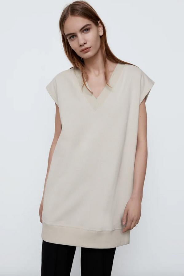 Con escote de pico, manga sisa y acabados en rib, este vestido de felpa disponible en color arena, celeste o negro es de Zara y está confeccionado con al menos un 25% de poliéster reciclado. Disponible en las tallas S, M y L, cuesta 15,95 euros.