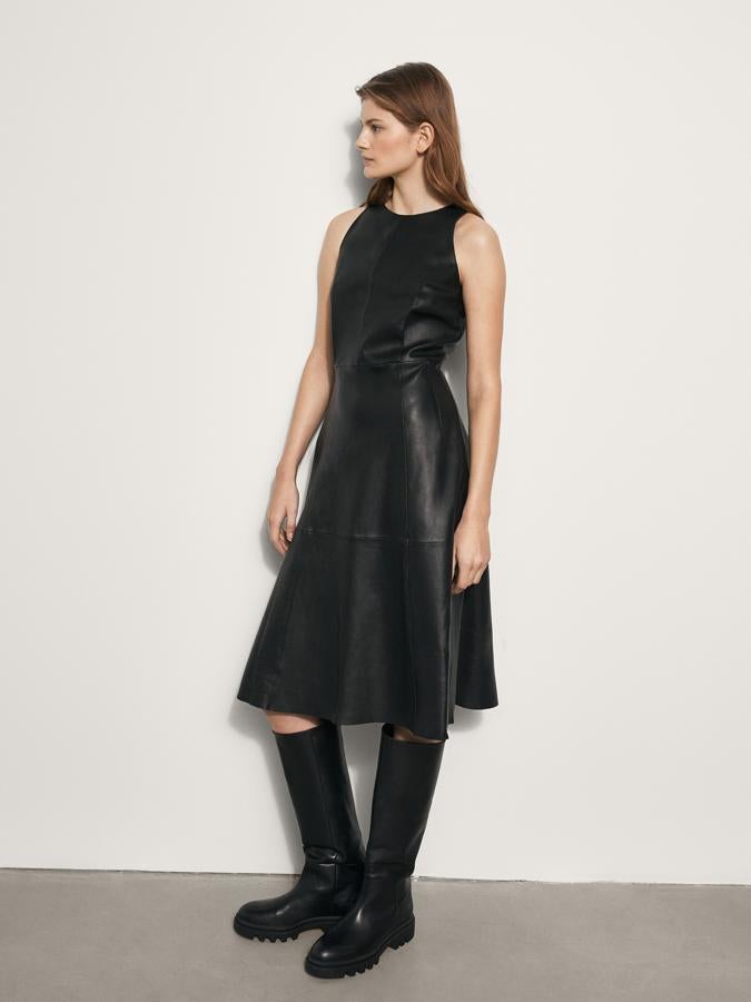 En efecto piel en color negro, con tirante ancho, falda con vuelo estructurada y cierre de cremallera en la espalda, este vestido de Massimo Dutti está disponible entre las tallas XS y L por 299 euros.