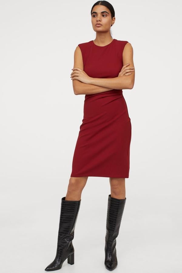 Disponible en rojo o en negro, este vestido corto en punto crepé pesado viene con hombreras, fruncido en un lateral para un efecto ligeramente drapeado y forro de punto. Es de H&M, cuesta 29,99 y está disponible entre las tallas S y XXL.