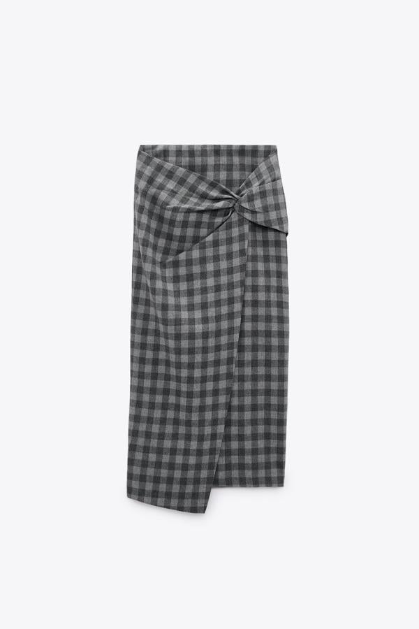 Falda midi cruzada con estampado bicolor de cuadros, de Zara (9,99 €).