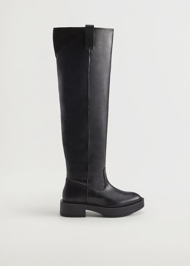 Botas alta de cuero negro con suela de goma, de Mango (79,99 €).