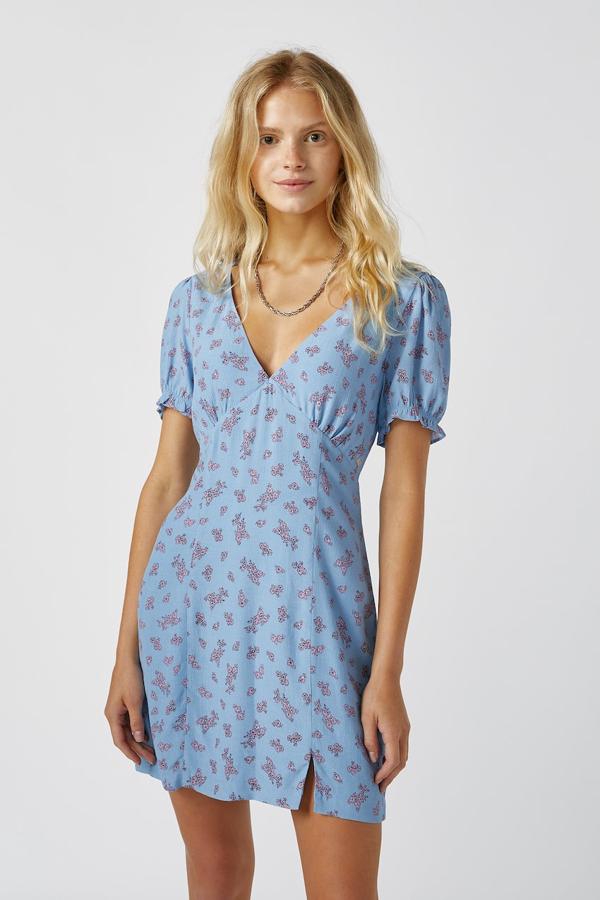 Mini vestido estampado en color azul de las rebajas de Stradivarius (9,99 euros).