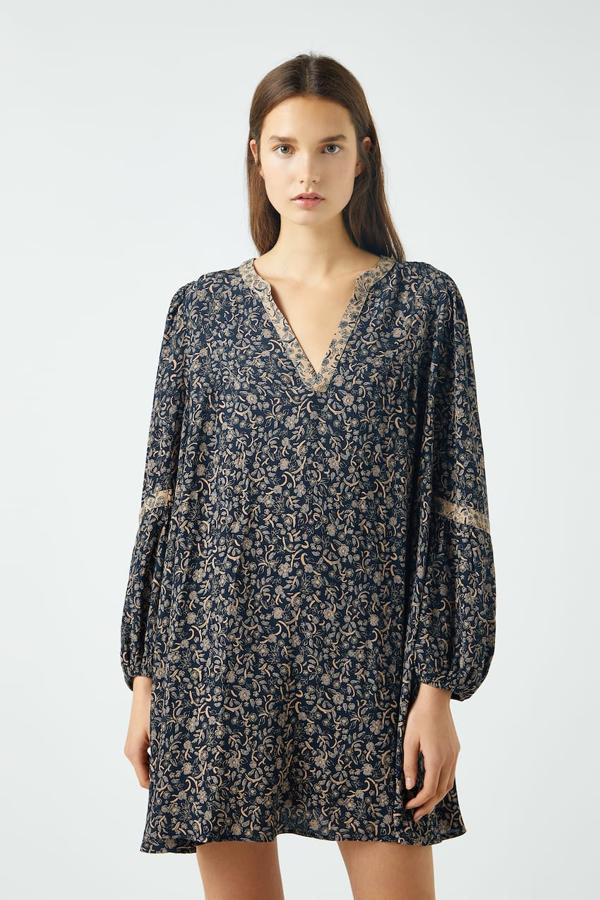 Mini vestido con estampado de flores de las rebajas de Pull & Bear (9,99 euros).