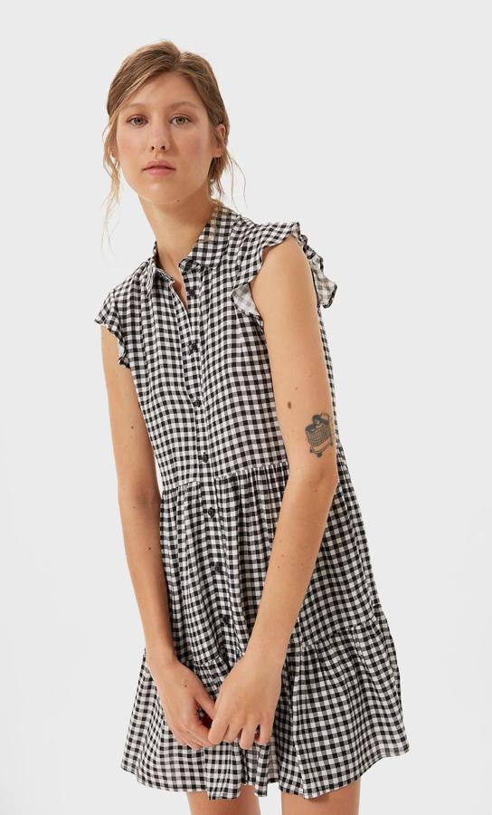 Vestido con estampado de cuadros en blanco y negro de STradivarius (9,99 euros).