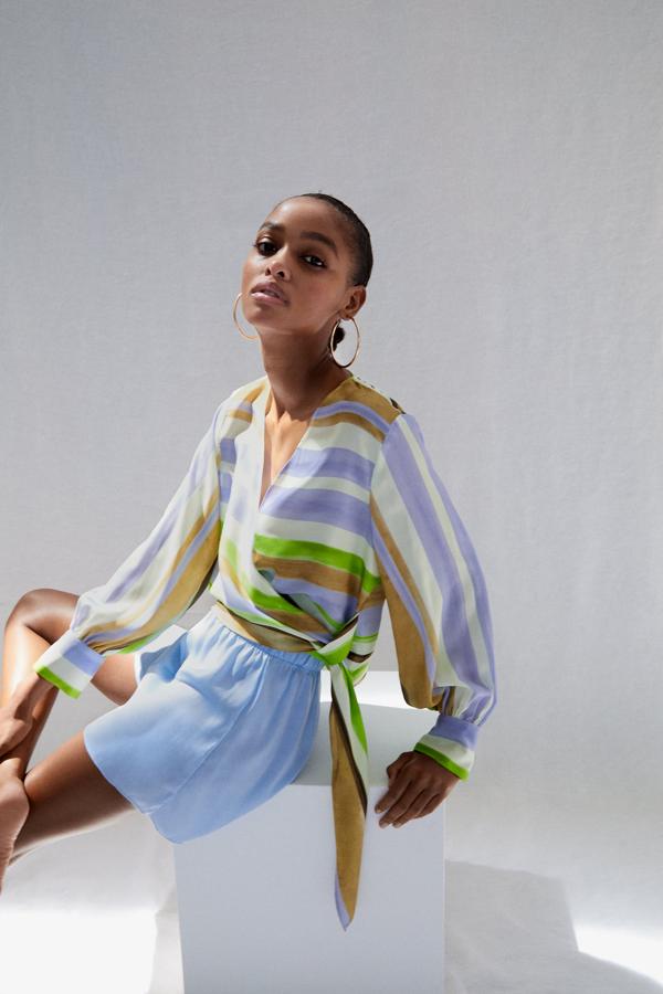 Blusa estampada con rayas de colores y lazada cruzada de las rebajas de Zara (7,99 euros).