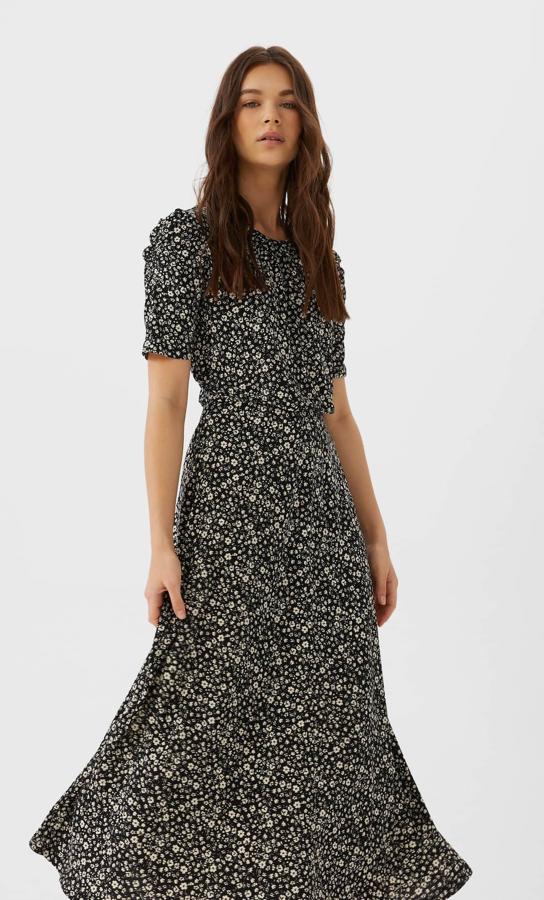 Vestido midi con estampado de flores en blanco y negro y manga corta de las rebajas de Stradivarius (12, 99 euros).