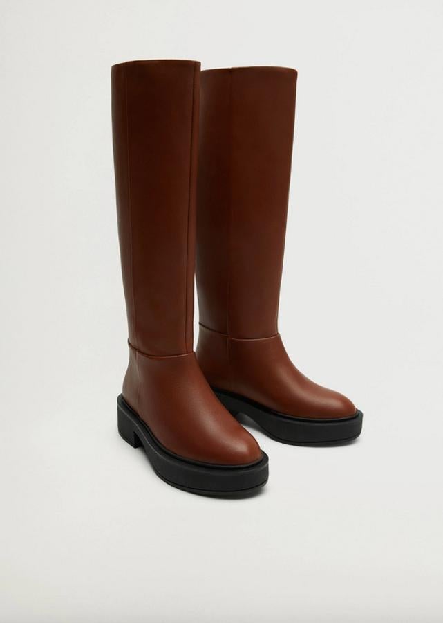 En marrón cuero, confeccionada con piel de bovino, punta redonda y costuras decorativas, estas botas con plataforma negra de Mango están rebajadas y de 129,99 euros han pasado a 79,99 euros. Podemos encontrarlas entre los números 36 y 39.