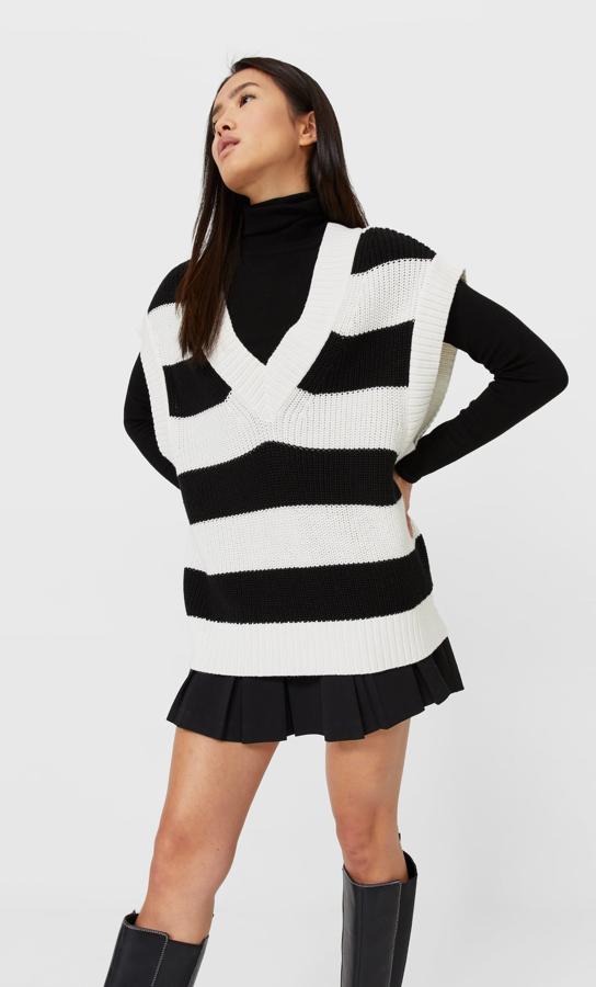 Con cuello de pico, mangas sisa amplias y bajos en blanco y acanaladas, este chaleco oversize de rayas en negro y blanco cuesta 25,99 euros y está disponible entre las tallas XS y L.