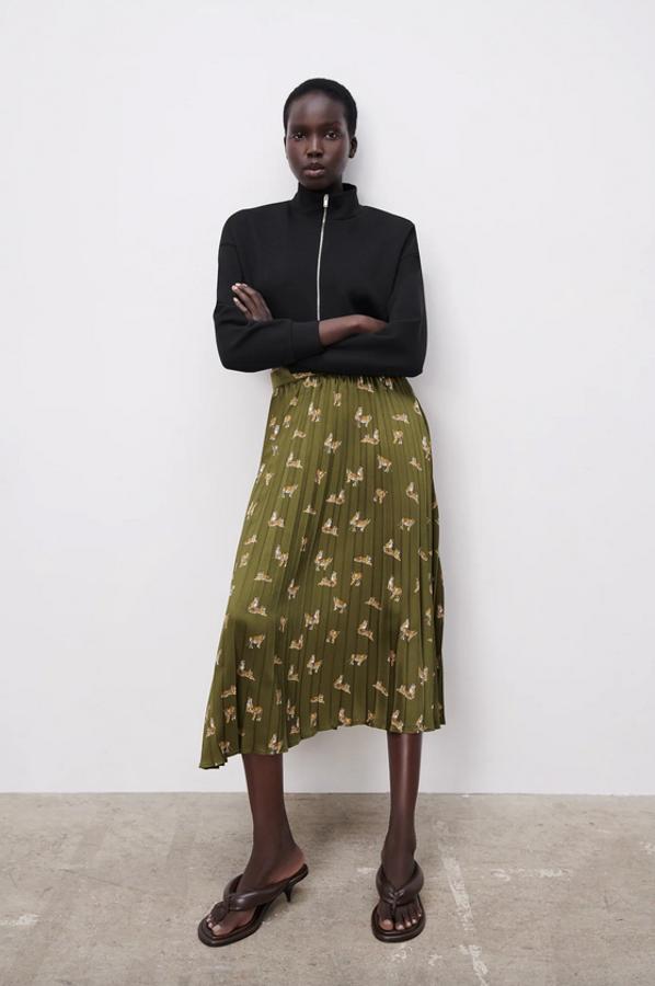 De tiro alto, con cierre lateral con cremallera oculta en costura y en verde medio con estampado a contraste de parejas de tigres, esta falda de Zara está disponible entre las tallas XS y XL y tiene un precio de 25,95 euros.