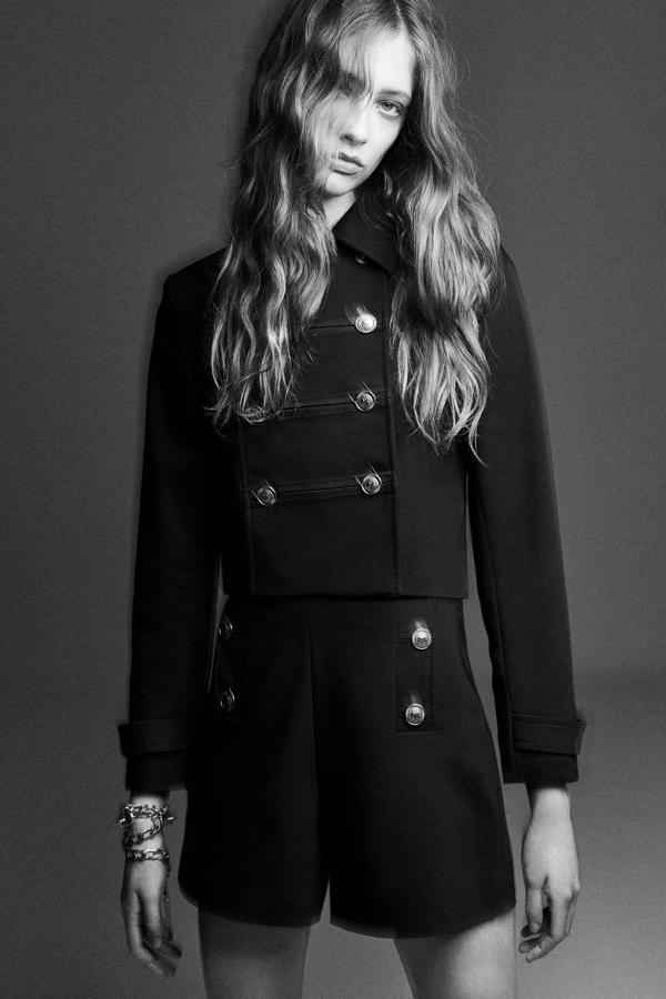 Look de la nueva colección de Zara, con chaqueta corta (49,99 euros) y bermudas con botones (25,99 euros)