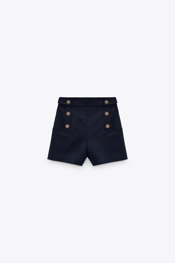 Bermudas en azul marino con doble botonadura de estilo militar de la nueva colección de Zara (25,99 euros)