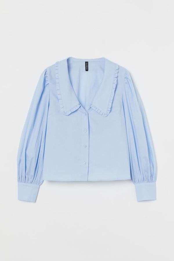 Camisa azul celeste con maxi cuello de la nueva colección de H&M (19,9 euros)