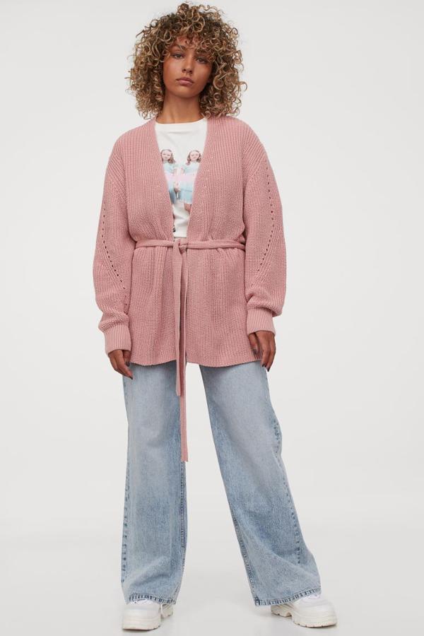 Cárdigan en punto de canalé suave con cinturón de anudar en color rosa. Rebajado de 29,99 a 15,99 euros.