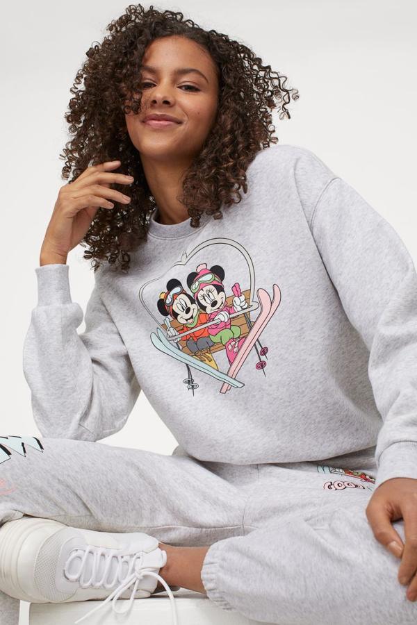Sudadera gris con dibujo de Mickey y Minnie. Rebajada de 12,99 a 6,99 euros.