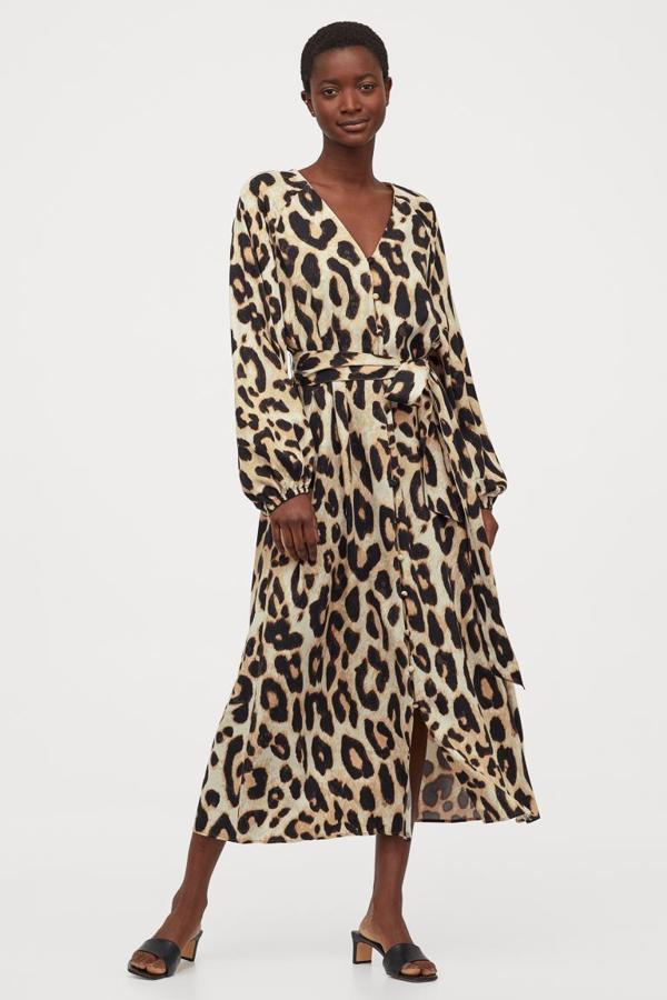 Vestido midi en tejido fluido con cinturón de anudar y estampado de leopardo. Rebajado de 34,99 a 10,99 euros.