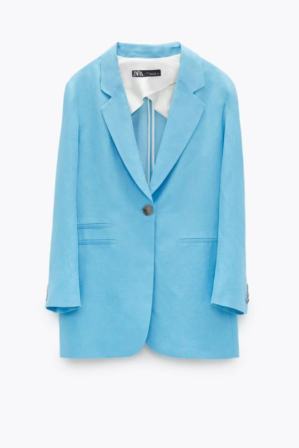 En color azul turquesa, esta blazer larga confeccionada con tejido en mezcla de lino cuenta con bolsillos delanteros y cierre frontal con un botón. Tiene un precio rebajado de 39,99 euros.