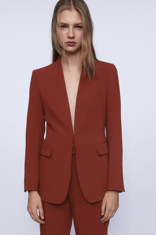 En color rojo borgoña, esta blazer con abertura en la espalda y bolsillos delanteros con solapa cuenta con hombros marcados y tiene un precio rebajado de 25,99 euros.