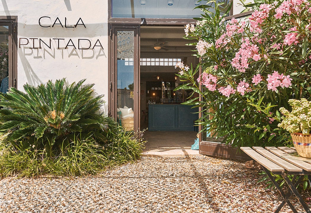 En Cala Pintada, su tienda con taller de restauración en Cabo de Palos, Piedad Carreño es embajadora de la artesanía tradicional, los diseñadores emergentes y el chalk paint. (calapintada.com).