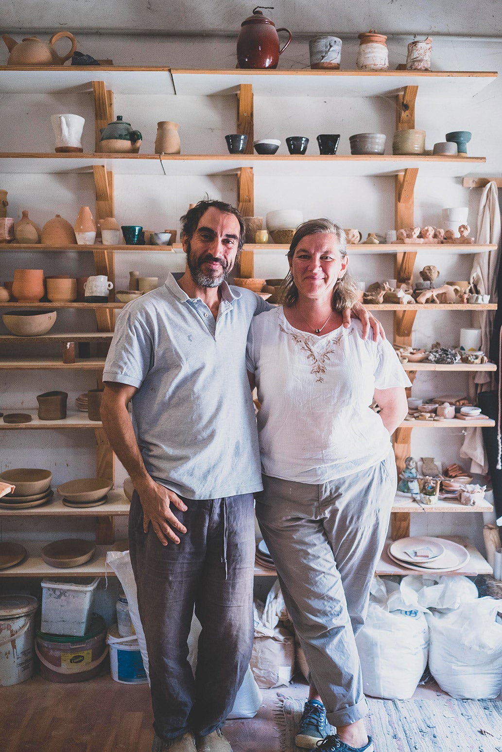 En La Vera (Extremadura), Emma y César conjugan en Delacava, su casa, una tienda, un alojamiento rural y cursos de cerámica para honrar la alfarería. (delacava.es).