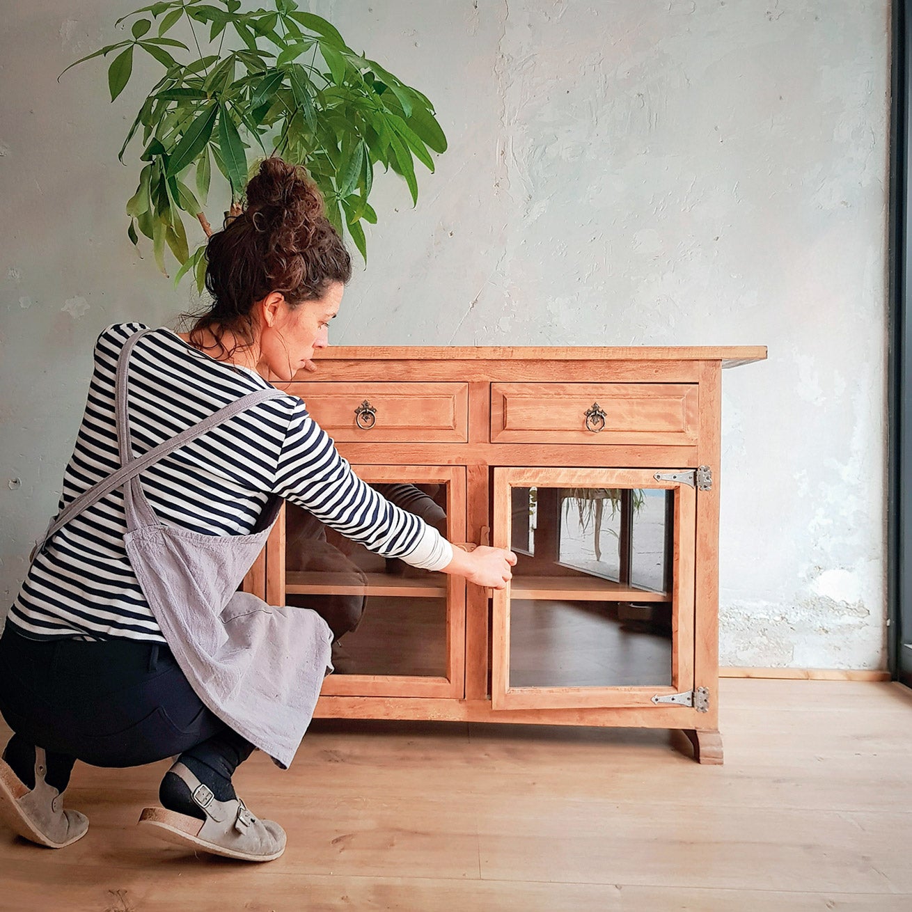 En el taller de restauración de Khaleko, en Gernika, se recuperan muebles antiguos y se comparte ese saber con los alumnos de sus cotizadísimos cursos. (khaleko.com).