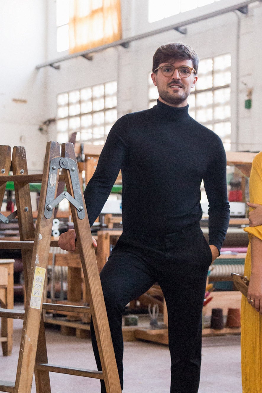 Desde hace más de 150 años, las ediciones limitadas de mantas y bufandas de lana merino (hechas a mano en su propio telar de lanzaderas por los tejedores de la familia Cabanes Cantó) son objeto de culto. (labocairentina.com).