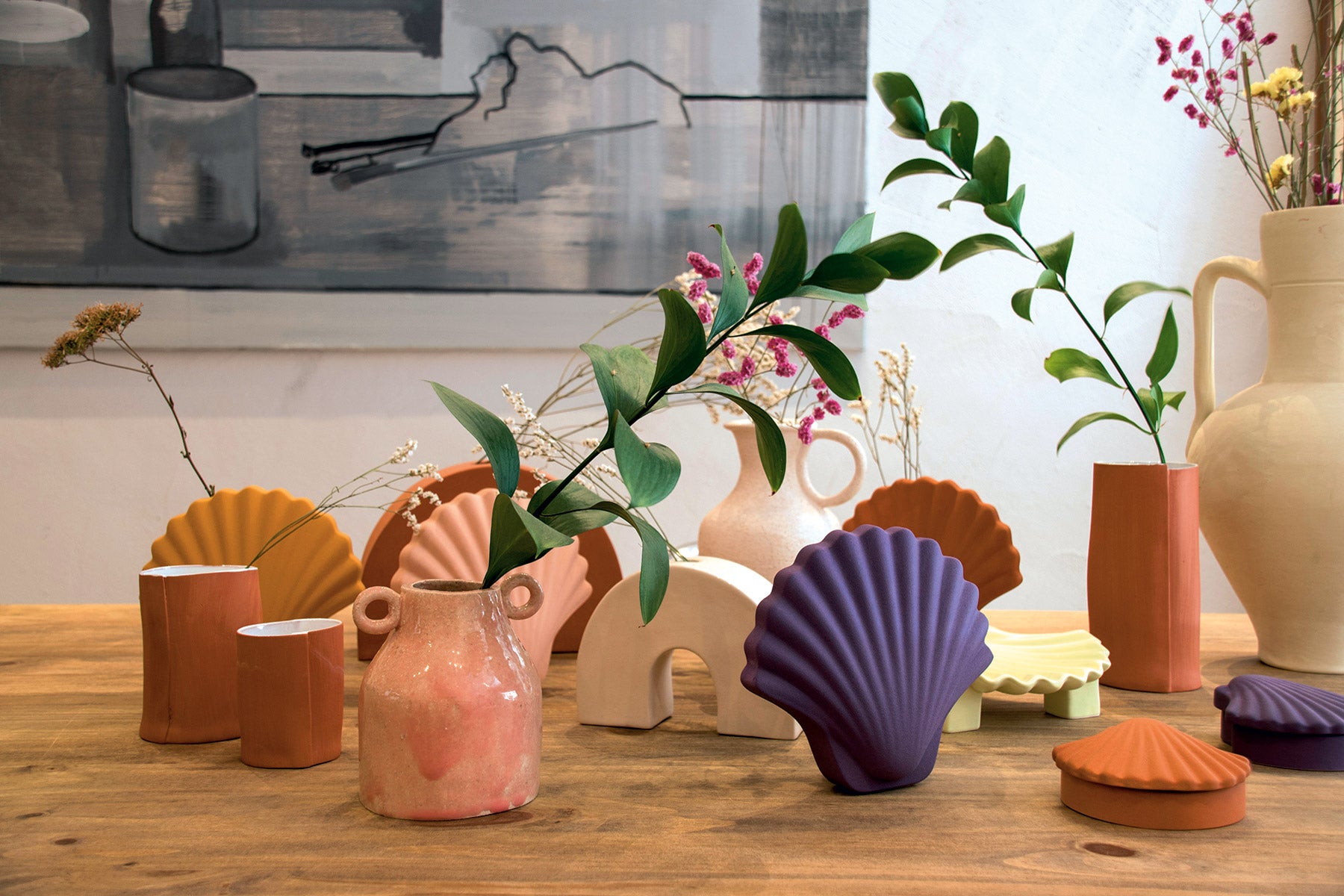 Le Cabinet, la tienda-estudio de Maylo Clavel, ofrece una selección de obras de jóvenes diseñadores y cursos artesanos: flores, cerámica... (lacabinet.es).