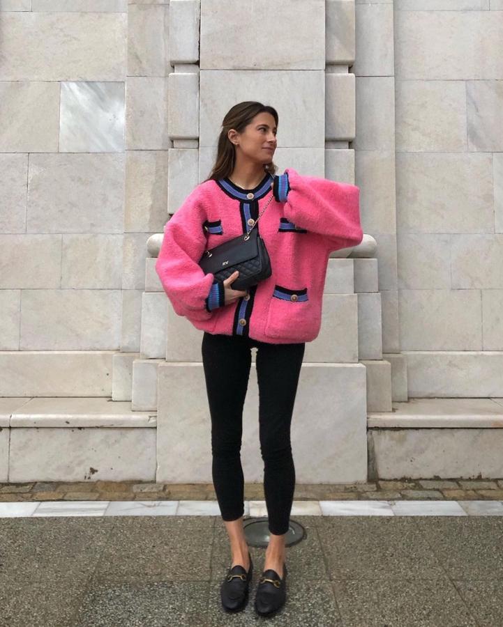 Mar Valdés probó a combinar esta chaqueta de punto rosa con unos pantalones negros pitillo. ¡Todo un acierto!