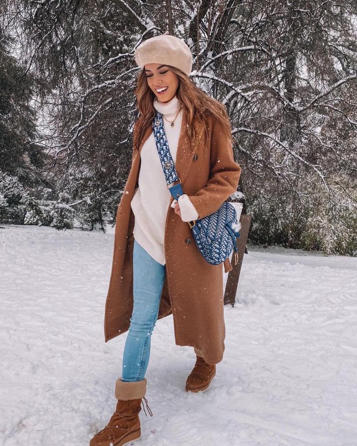 Rocío Camacho ha llevado unos vaqueros pitillo en azul lavado que combinó con un abrigo largo marrón y jersey beige.