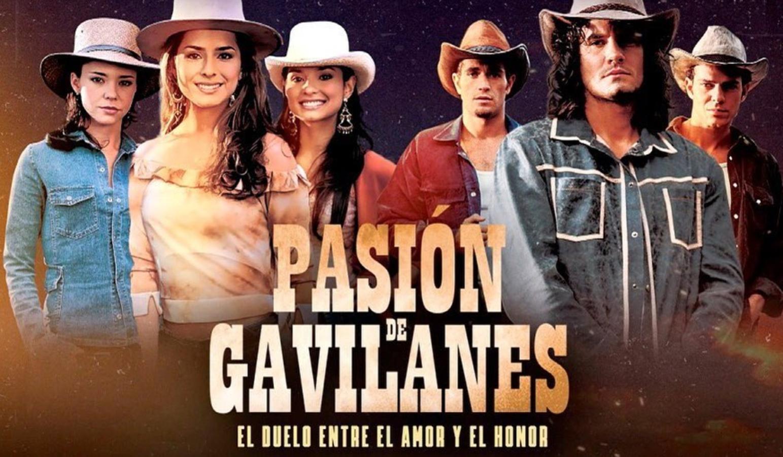 Pasión de Gavilanes no es cualquier telenovela. Es la madre de las telenovelas. Es LA TELENOVELA. Se puede ver, mínimo, una vez al año. La historia de Norma, Juan Reyes y sus respectivos hermanos nunca pasará de moda. Tenemos de todo: engaños, venganza en mayúsculas, relaciones bastante peculiares y para nada sanas, escenas de pasión desenfrenada y el cliché de que los que se pelean se desean, pero qué más da. Al escuchar "quién es ese hombre", al menos, te habrás olvidado de Filomena y el covid. Y sí, desearás dos cosas: tener el pelazo de Norma y volver a llevar botas cowboy.