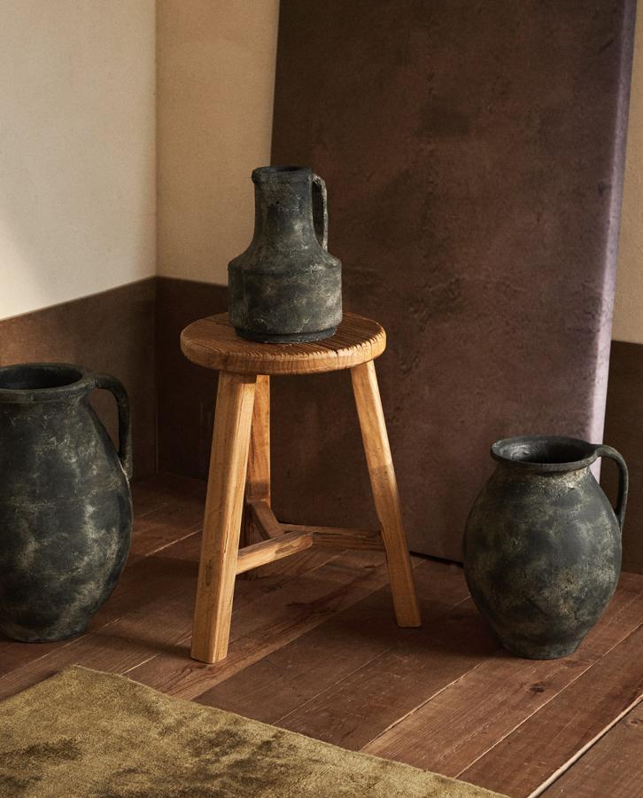 Esta vasija de terracota en color negro tiene unas medidas de 17x25x17 centímetros y un precio de 29,99 euros.