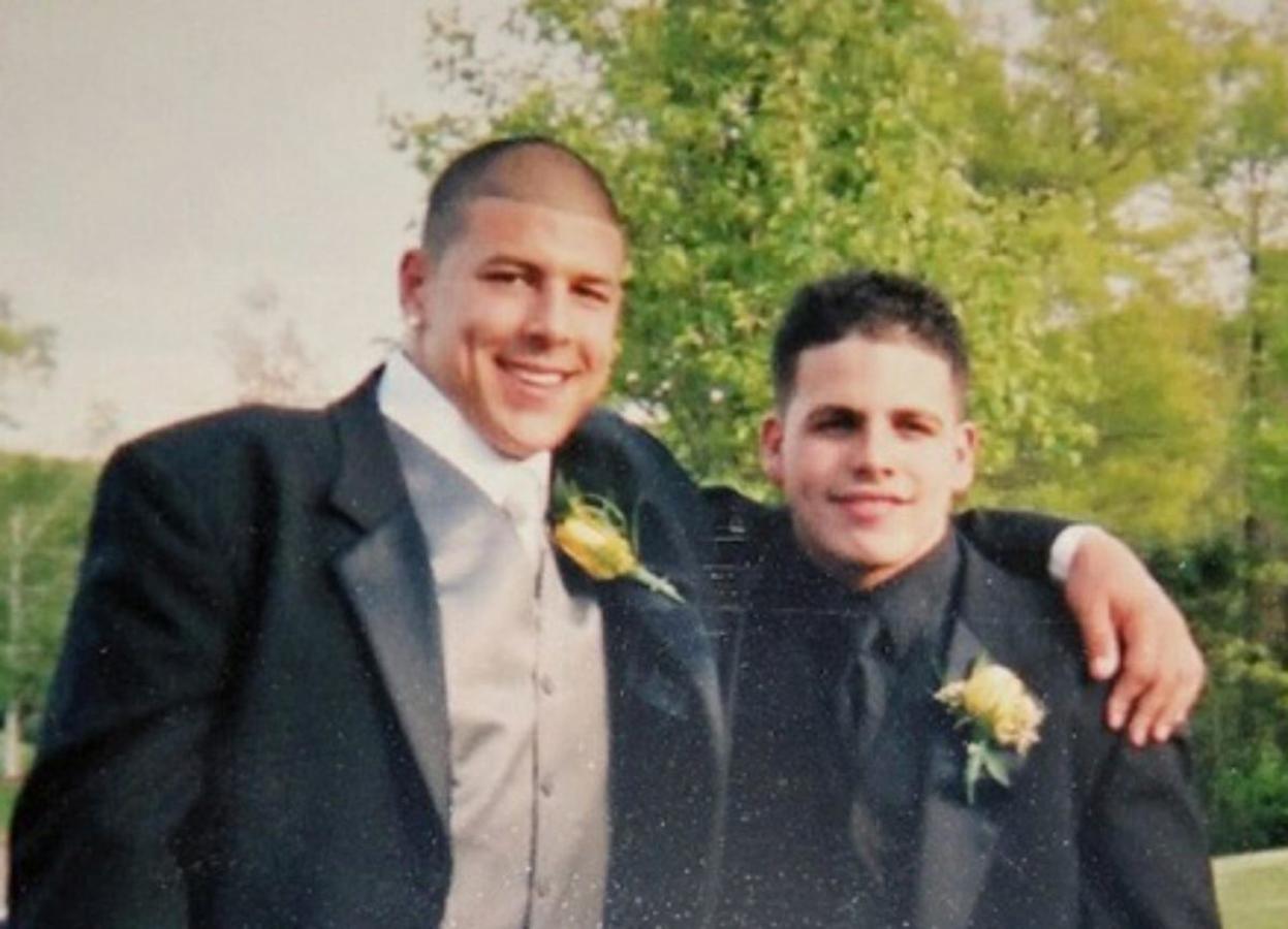 Aaron Herández era una estrella de la NFL hasta que se convirtió en un asesino convicto. Tres episodios cuentan la historia de este impactante caso de héroe del deporte convertido en criminal.