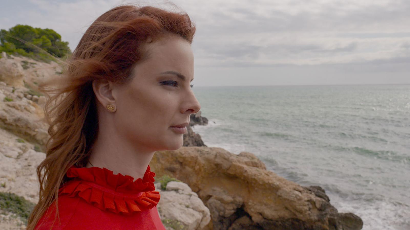 Un escándalo en el que estaban involucrados tanto los Clinton como el príncipe Andrés de Inglaterra. La terrible carrera criminal de Jeffrey Epstein contada en cuatro episodios por algunas de sus víctimas, chicas que en su adolescencia sufrieron los abusos del millonario, de su novia Ghislaine Maxwell y de todo un grupo de ricos y poderosos.