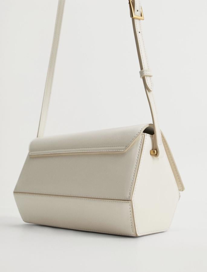 En color blanco roto y diseño geométrico, este bolso mediano con asa larga ajustable tiene un precio de 15,99 euros.