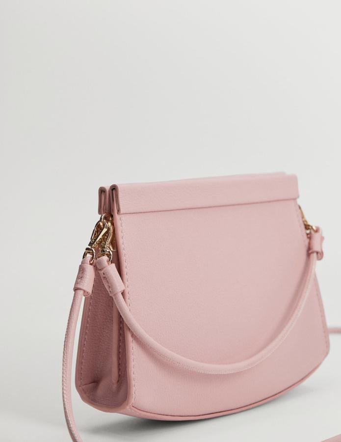 En color rosa, este bolso con diseño rígido y dos asas, una larga y una corta, cuenta con función multiposición y tiene un precio de 15,99 euros.