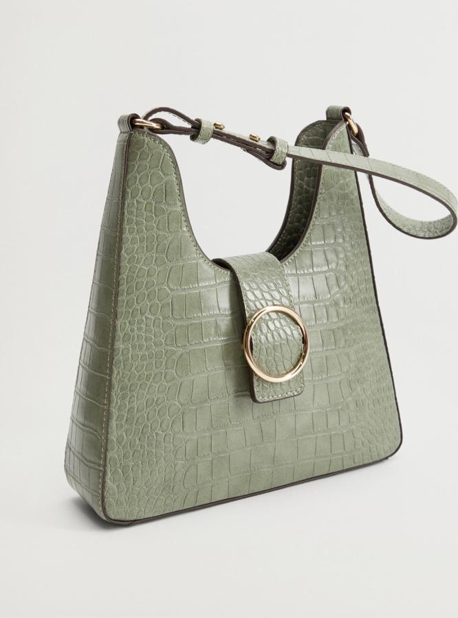 En color verde y disponible en otros colores, este bolso mediano con efecto cocodrilo y asa corta cuenta con bolsillo interior y ahora tiene un precio de 15,99 euros.