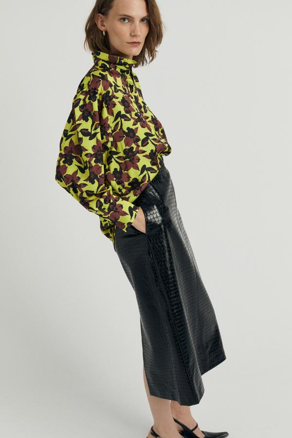 En color amarillo con estampado de flores en marrón promete ser de las primeras en agotarse. Con cuello camisero, su precio es de 15,99 euros.