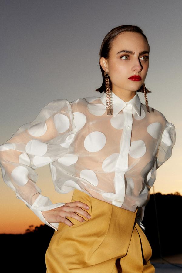 Esta camisa blanca con lunares de organza también ha llegado a las rebajas y tiene ahora un precio de 15,99 euros.