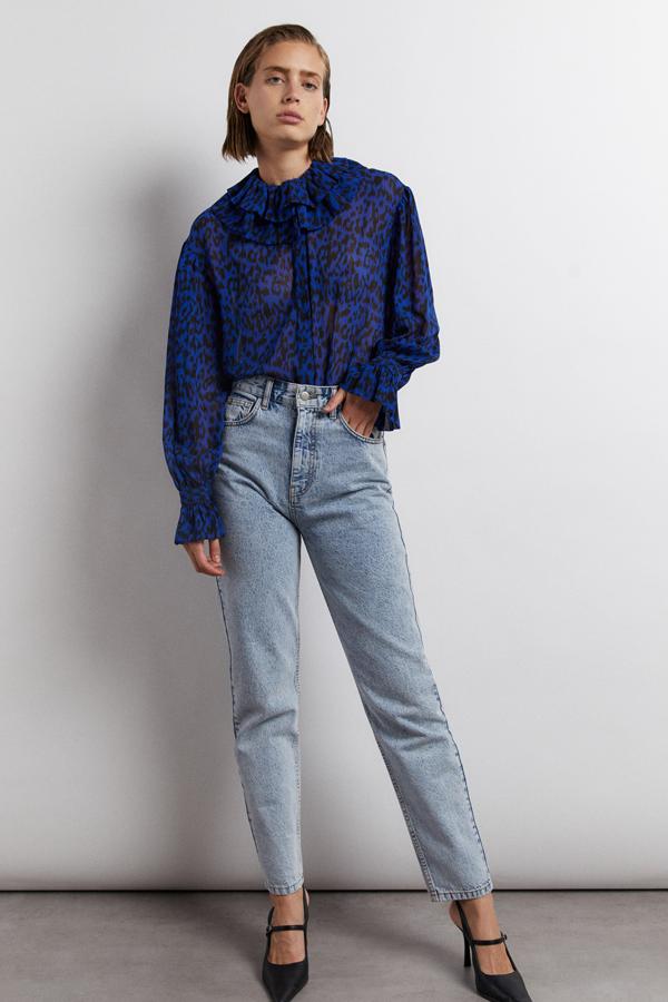 Con estampado de leopardo en color azul, esta camisa con doble volante en el cuello y fruncido tiene un precio rebajado de 15,99 euros.