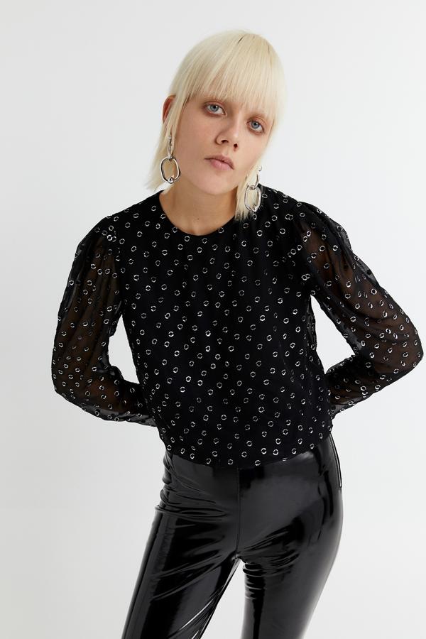 Confeccionada en 100% algodón, esta blusa bordada combinada con lúrex tiene un precio de 15,99 euros.