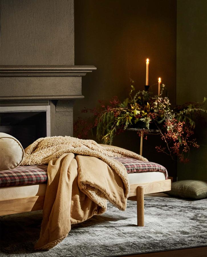 Esta manta reversible está rebajada de 49.95 a 39.99 euros en Zara Home.