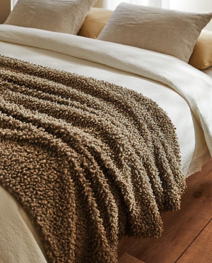 Esta manta de tejido rizado está rebajada de 69.99 a 49.99 euros en Zara Home.