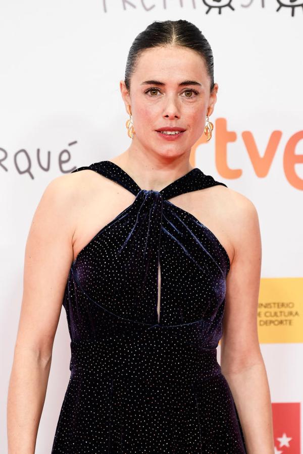 Patricia López Arnáiz destacó por un maquillaje de Dior muy natural realizado por José Carlos González y eligió dar protagonismo a los labios, luciendo una boca rojo mate con apenas un toque de máscara de pestañas en los ojos. Llevó también un recogido bajo tirante con la raya al medio.