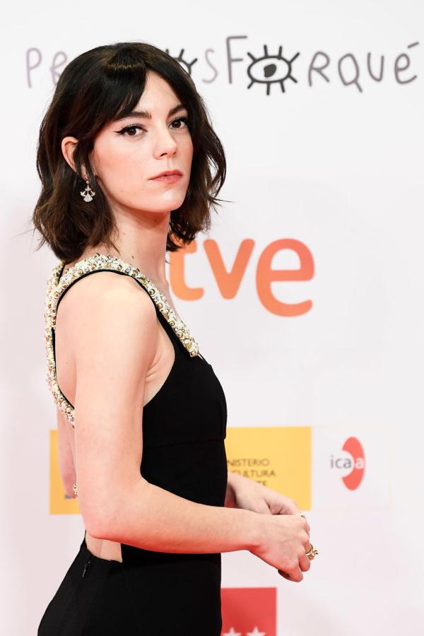 Vicky Luego escogió para su look de los Premios Forqué la que es, según Ivan Gómez, "la textura ideal para el corte media melena", que acompañó del "flequillo que endulza las facciones". Iván lo consiguió gracias a una pieza de flequillo postizo de cabello natural y al gel Shiki worker de Shu Uemura con el que texturizó y definió sutilmente esas ondas naturales y con volumen. La actriz llevó también un labial nude y un delineado cat eye muy marcado de Chanel.