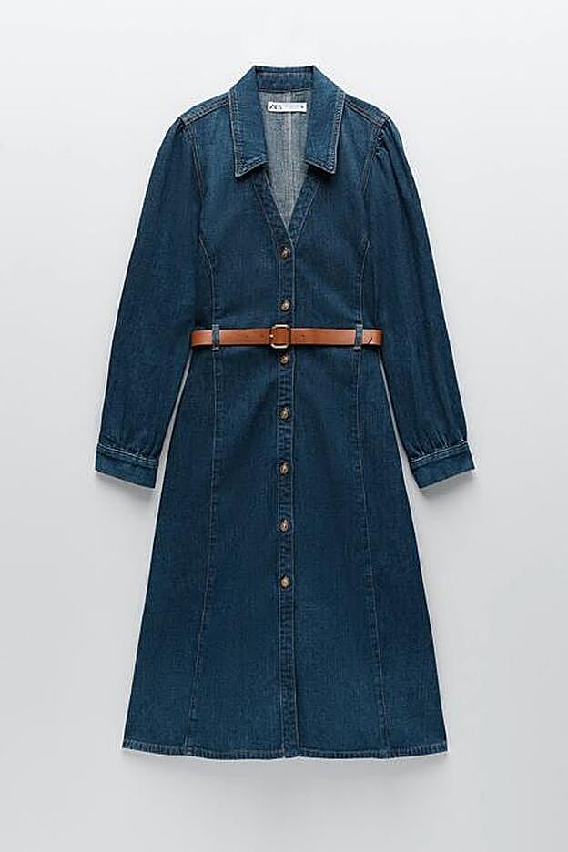 De manga larga y escote de pico, este vestido cuenta con un cinturón y botones en la parte delantera.