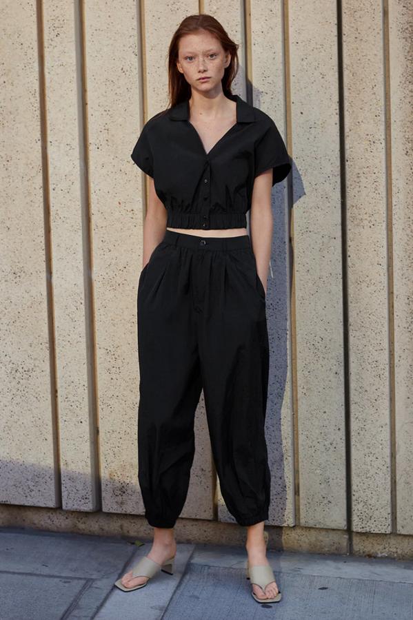 Confeccionado en tejido técnico de tiro alto, con elástico en la espalda en la cintura y bolsillos laterales, este pantalón negro de Zara con detalle de pinzas y bajo acabado en puño elástico costaba 25,95 euros y ahora podemos